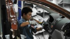 عامل في مصنع سيارات