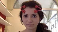 توضع الأقطاب الكهربية لتحفيز الدماغ من المنطقة التي تقع خلف الجبهة، وترتبط بمستويات عالية من الإدراك.