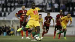 Albert Ebosse, offer för fanbrutalitet "fans," Och "ligist."