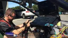 جاك ستيوارت يخوض الاختبار في السيارة الخاصة بمركز ستانفورد التي تعرف باسم "اكس وان".