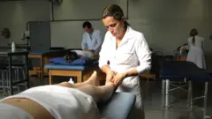 Alunos de Massoterapia de um curso Pronatec (BBC Brasil)