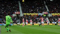 Sparka i den 13:e sekunden, träffad av vinden, i motståndarens nät.