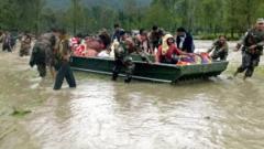 இந்திய நிர்வாகத்துக்குட்பட்ட காஷ்மீரில் வெள்ளத்தில் சிக்கியவர்களை மீட்கும் ராணுவம்