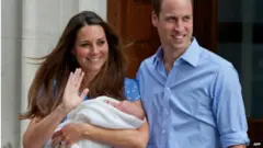 Kate y William con su hijo