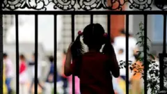 طبقت الصين سياسة "طفل واحد" لكل عائلة عام 1979 من أجل عدة أسباب، من بينها تخفيف الضغوط على البيئة