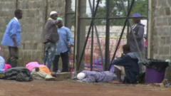 மருத்துவமனைகளில் இடமில்லாத அவல நிலையை நோயாளிகள் எதிர்கொள்கின்றனர்