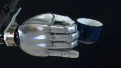 قال مطورو روبوت بوريس إنه لم يتدرب على التقاط الأجسام، بل تدرب على أن يتعلم كيف يلتقطها