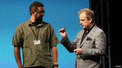 الساحر أبولو روبينز (يمين) يوضح بعض خدعه، ويشرح لنا كيف يمكن أن يخدعنا اللصوص.