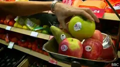 Frutas con etiquetas de papel.