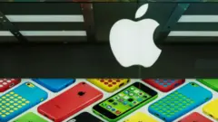 الأشخاص الذين يملكون هواتف قديمة جداً هم المستفيدون من هبوط أسعار هواتف آي-فون المستعملة