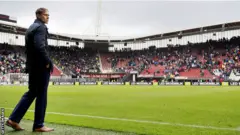 Det fanns två lösningar för Van Basten: göra något annat eller ändra sitt sätt att arbeta.