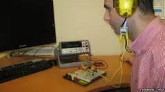 ارتدى ديلنافاز النموذج الأولي للحزام "عدة ساعات" ولم يشعر بأي تأثير سلبي على عملية المضغ أو الكلام