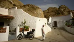 منزل صنع في أحد الكهوف في غواديكس بإسبانيا