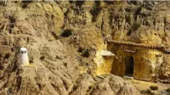 منزل بأحد الكهوف في غواديكس بإسبانيا