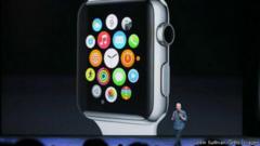 تيم كوك، المدير التنفيذي لشركة آبل، يستعرض مميزات ساعة آبل ووتش الذكية.