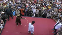 En hasardspelsförövare dömdes till sockerrör i Aceh, september 2014