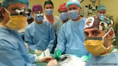 Tim dokter dari Universitas Stellenbosch dan Universitas Tygerberg di Afrika Selatan bergabung untuk melakoni operasi.