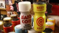 Qué son los “poppers”, la droga recreativa popular entre los gays que
