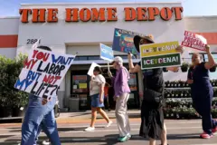 Manifestantes contra o ICE marcham em frente a uma unidade da Home Depot em Pasadena, em 6 de agosto de 2025, na expectativa de que a rede proteja trabalhadores temporários no local. Eles permanecem ali para tentar dissuadir o ICE de deter os diaristas.