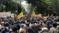 අරගලකරුවන් අත්පත් කරගත් මන්දිර දැකබලා ගන්න ජන ගඟක්