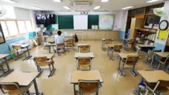 수도권에 코로나19 확산세가 이어지는 가운데 19일 오전 경기도 용인시 처인구 한터초등학교에서 교사가 온라인 원격 수업을 진행하고 있다