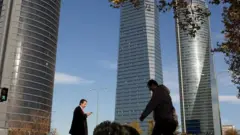 كيف تواجه إسبانيا مشكلة ساعات العمل الإضافية غير مدفوعة الأجر؟