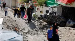 ইসরায়েলি হামলায় ধ্বংস হয়ে যাওয়া জেনিন শিবিরের বাড়ি-ঘরে ফিরছে ফিলিস্তিনি শরণার্থীরা।