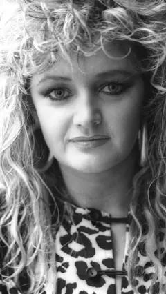 Bonnie Tyler mirando a la cámara en un plano cerrado