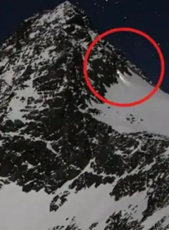 Montanha coberta de neve