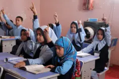 دختران دانش‌آموز افغان در مکتبی در قندهار