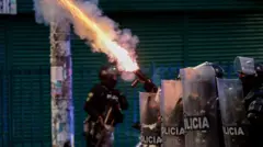 Polícia dispara contra manifestantes em Quito, Equador