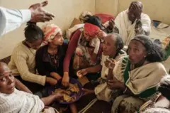 Namoota waliin nyaata jiran