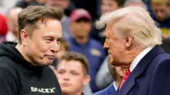 Elon Musk cumprimenta o presidente dos EUA, Donald Trump, em um evento em março