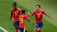 Abakinnyi ba Espagne bishimira igitego