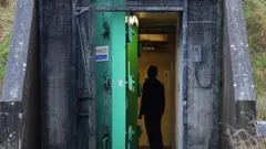 باب فولاذي يؤدي لأحد الملاجئ
