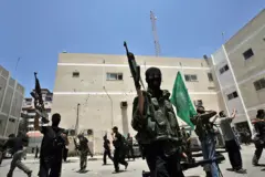 Homens armados e com rostos cobertos