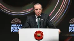 Cumhurbaşkanı Erdoğan, Antalya Diplomasi Forumu yazılı bir fonda, resmi açılış töreninde konuşma yapıyor.