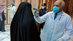 কুয়েত স্বাস্থ্য দপ্তরে ঢোকার আগে ভিজিটরদের করোভাইরাসের উপসর্গ পরীক্ষা করা হচ্ছে