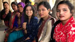 गांव के एक चाय के दुकान पर बैठी, बात करती महिलाएं