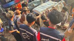 ဧပြီ ၁၉ ရက် သတင်းများအနှစ်ချုပ် - သထုံကားတိုက်မှု ဒုလ္လဘရဟန်း ၉ ပါးအပါ ၁၃ ဦးသေဆုံး