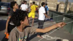 طفل يلعب بطائرة ورقية