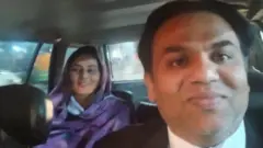 सरबजीत कौर अपने वकील अहमद हसन पाशा के साथ