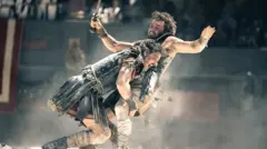Scena iz filma Gladijator II u kojoj se dva gladijatora sukobljavaju uhvaćeni dok padaju na zemlju