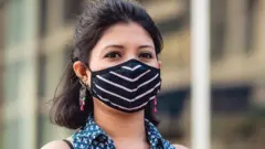 మాస్కుతో ఉన్న అమ్మాయి