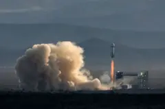 Una una de Blue Origin despegando desde la plataforma de lanzamiento.