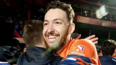  পল ফন মিকিরেন দক্ষিণ আফ্রিকার বিপক্ষে ৪০ রান দিয়ে দুটি উইকেট নিয়েছেন