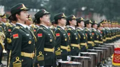 身穿綠色制服的中國解放軍聯合軍樂團女團員在北京集訓點參與9月3日閱兵訓練（中新社21/8/2025發放圖片）
