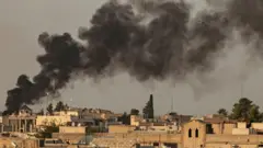 ستون‌ دود بر فراز شهر راس‌العین در شمال سوریه
