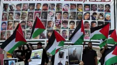 Manifestantes levantam bandeiras nacionais durante um comício na cidadeaposta ganha quanto tempo demora para cair na contaRamallah, na Cisjordânia ocupada,aposta ganha quanto tempo demora para cair na contaapoio a Gaza e aos prisioneiros palestinos nas prisões israelenses,aposta ganha quanto tempo demora para cair na conta14aposta ganha quanto tempo demora para cair na contanovembroaposta ganha quanto tempo demora para cair na conta2023