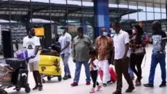 Aworan awọn arinrinajo ni papakọ ofurufu